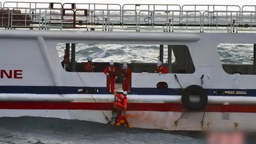 「東海救115」輪上工作人員進行落水人員搜救演練。中新社 「東海救115」輪上工作人員進行落水人員搜救演練。中新社