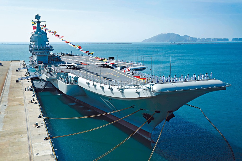 ■山东舰赴南海演练。