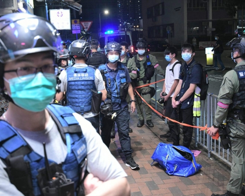 警方截查市民及傳媒。