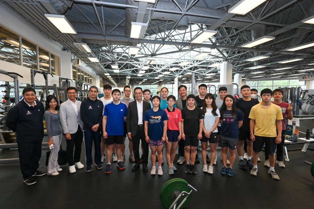 杨润雄鼓励运动员多与其他代表队的运动员交流互动，展示香港运动员的风范和介绍香港的最新情况。政府新闻处图片