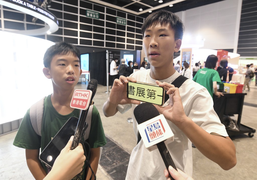 左起:陳同學與吳同學表示,入場主要是購買練習教材。何君健攝 左起:陳同學與吳同學表示,入場主要是購買練習教材。何君健攝