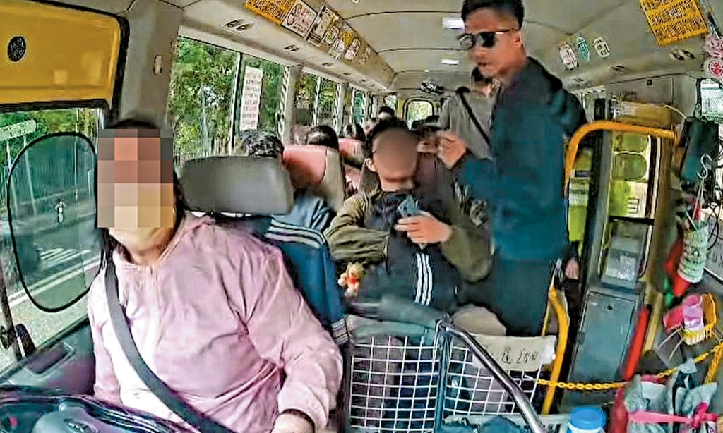 「黑超警」在座位站起行向司機位，並表示「全部人唔好郁，差人，警察」，同時舉起委任證。