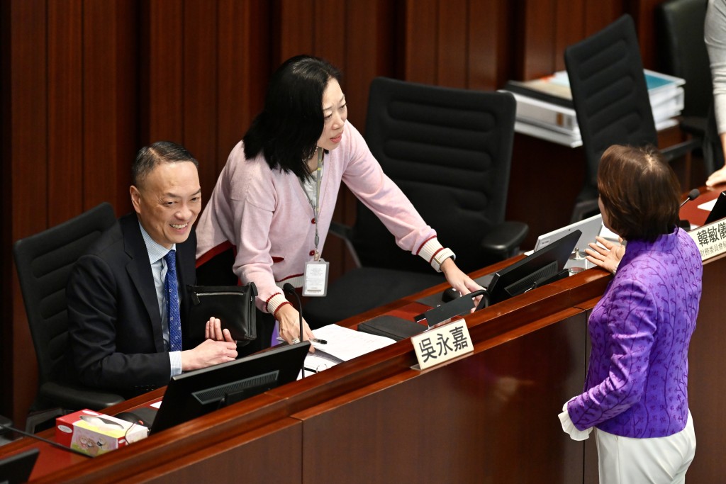 原訂排在發言名單上的梁美芬,被同黨的林偉全頂上,導致未能發言,會後更走到主席台前理論。 原訂排在發言名單上的梁美芬,被同黨的林偉全頂上,導致未能發言,會後更走到主席台前理論。