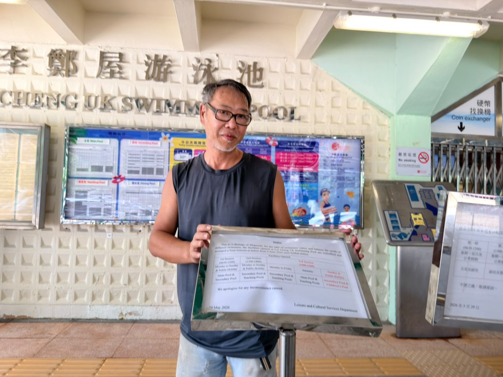 莊先生展示損毀的告示牌。 莊先生展示損毀的告示牌。