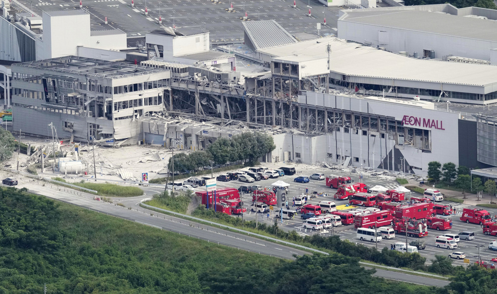 熊本縣鹿島市的AEON購物中心在地震後的爆炸中被摧毀。 美聯社