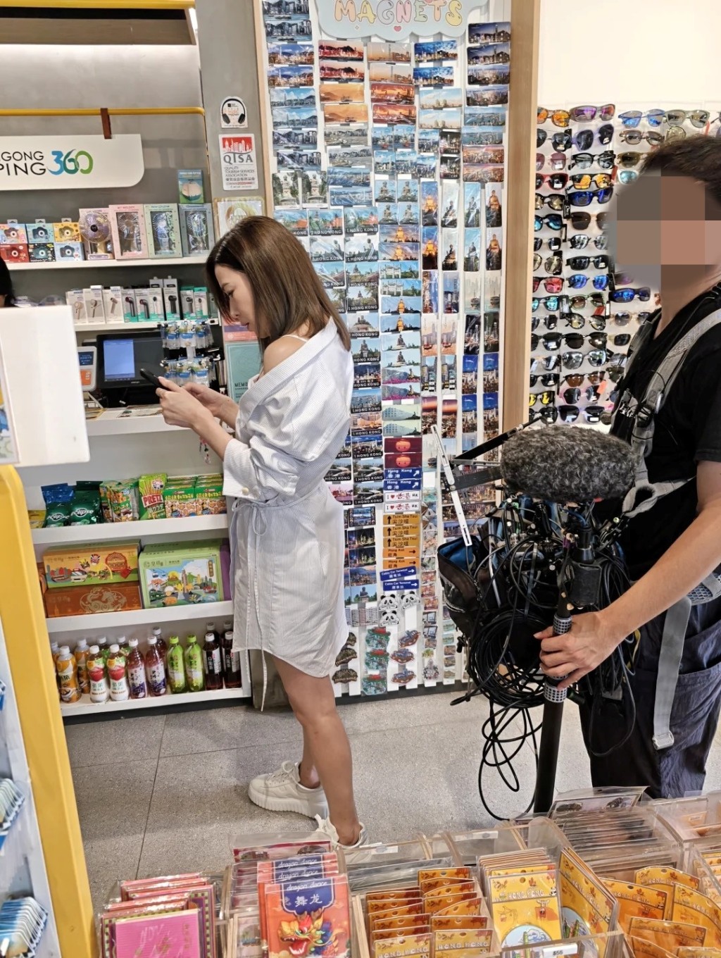 佘詩曼拍攝休息期間，專心玩手機。
