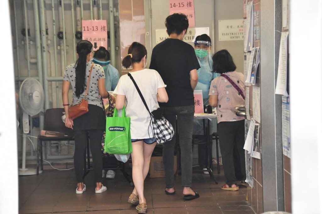 祿泉樓有居民排隊遞交深喉唾液樣本瓶。
