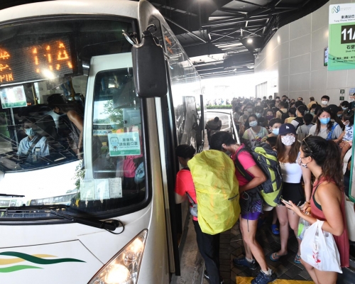 數以百計市民等巴士前往長沙及大澳。