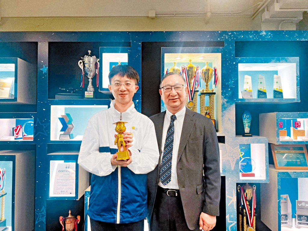 黄忠波（右）指，关容浩最令人动容的并非其屡获殊荣，而是每当他解开数学题时那份难以形容的喜悦，让人感受到他发自内心对奥数的热诚。