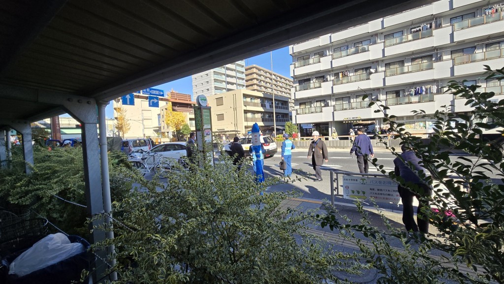 撞車位置在巴士站旁。 X@mmjk5546