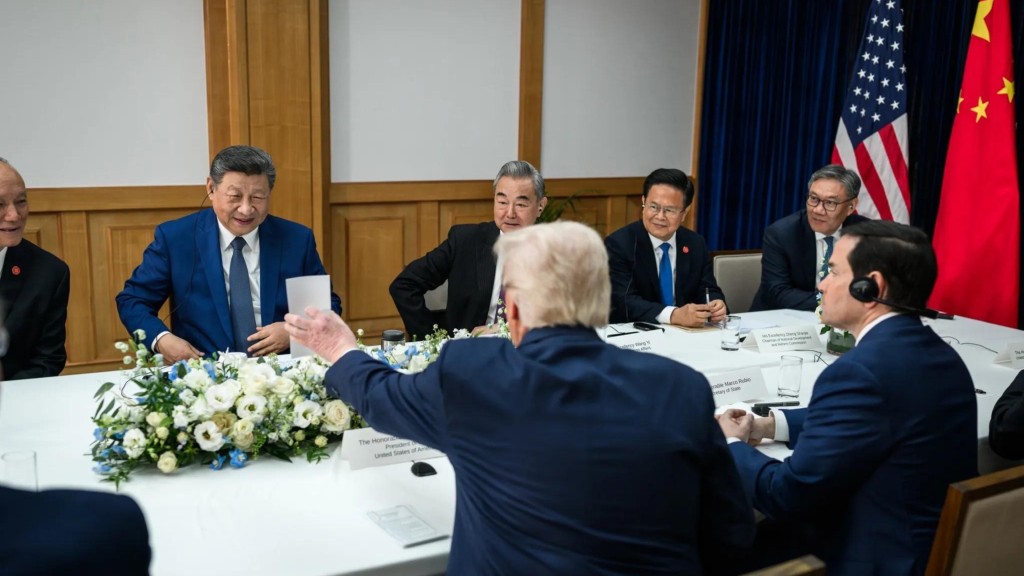 習特會|特朗普展示一張照片,習近平看完笑到瞇瞇眼。 White House  習特會|特朗普展示一張照片,習近平看完笑到瞇瞇眼。 White House