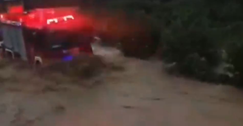 有消防車在洪水中逆流而上，搶救村民。 
