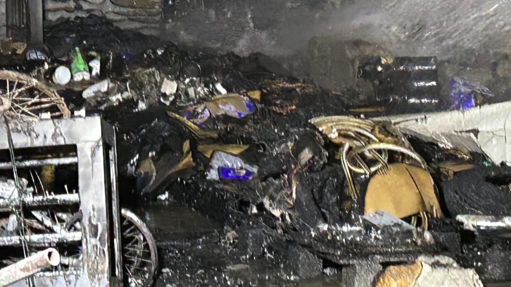 一批放置地上的杂物，包括水泥及金属物品等被烧毁。