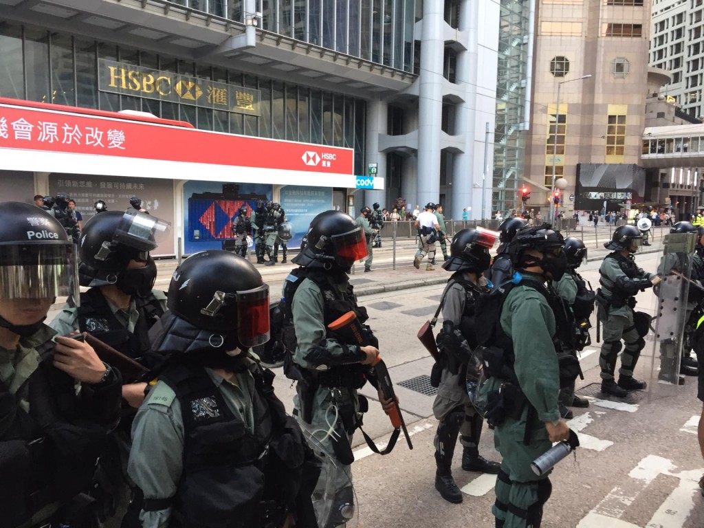 防暴警察截查市民。