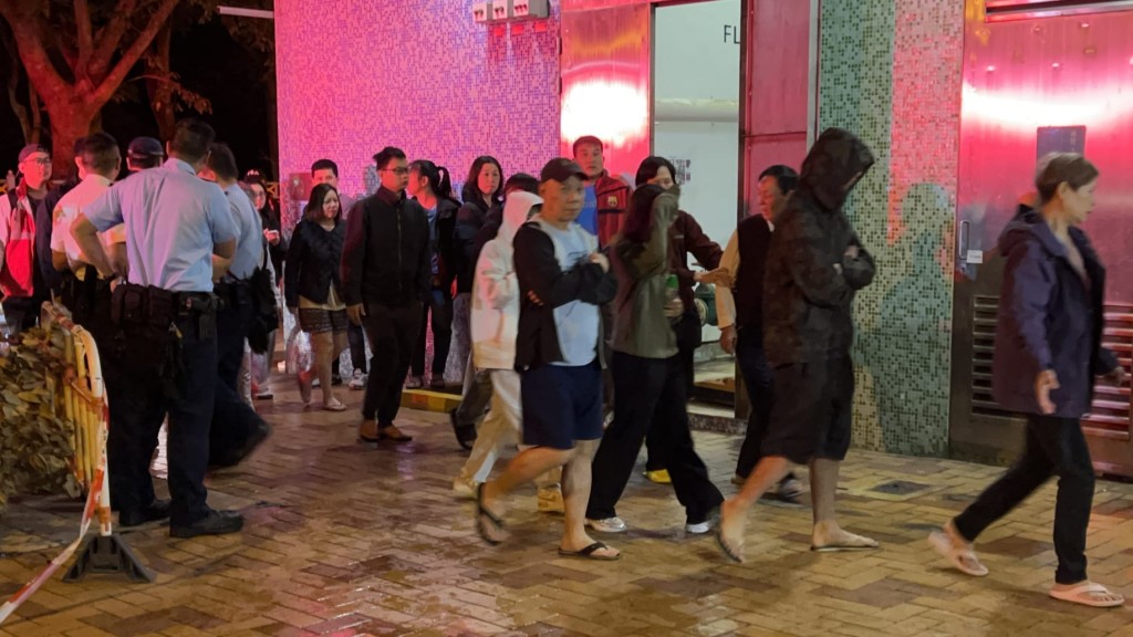 火勢熄滅後,居民排隊上樓。蔡楚輝攝 火勢熄滅後,居民排隊上樓。蔡楚輝攝