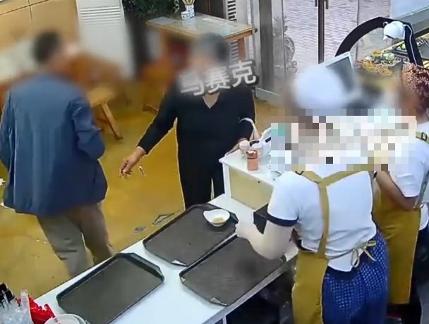 两名长者因要求退款被拒，情绪失控拿起水煮蛋猛砸向店主。搜狐千里眼