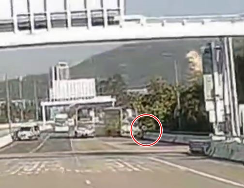 巴士衝向路肩，警員避無可避之下跳橋。(影片頻道「沿圖有理」提供)  ​​ 