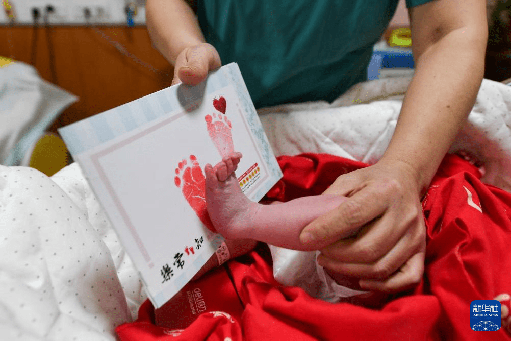 國家醫保局力爭明年全國基本實現政策範圍內分娩個人「無自付」。新華社 國家醫保局力爭明年全國基本實現政策範圍內分娩個人「無自付」。新華社