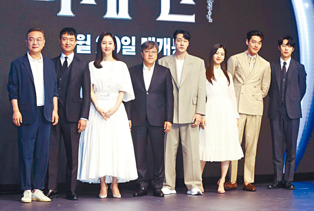 金宇彬(右二)、金泰梨(右三)等主演的《外星+人》將分上下兩部上映。