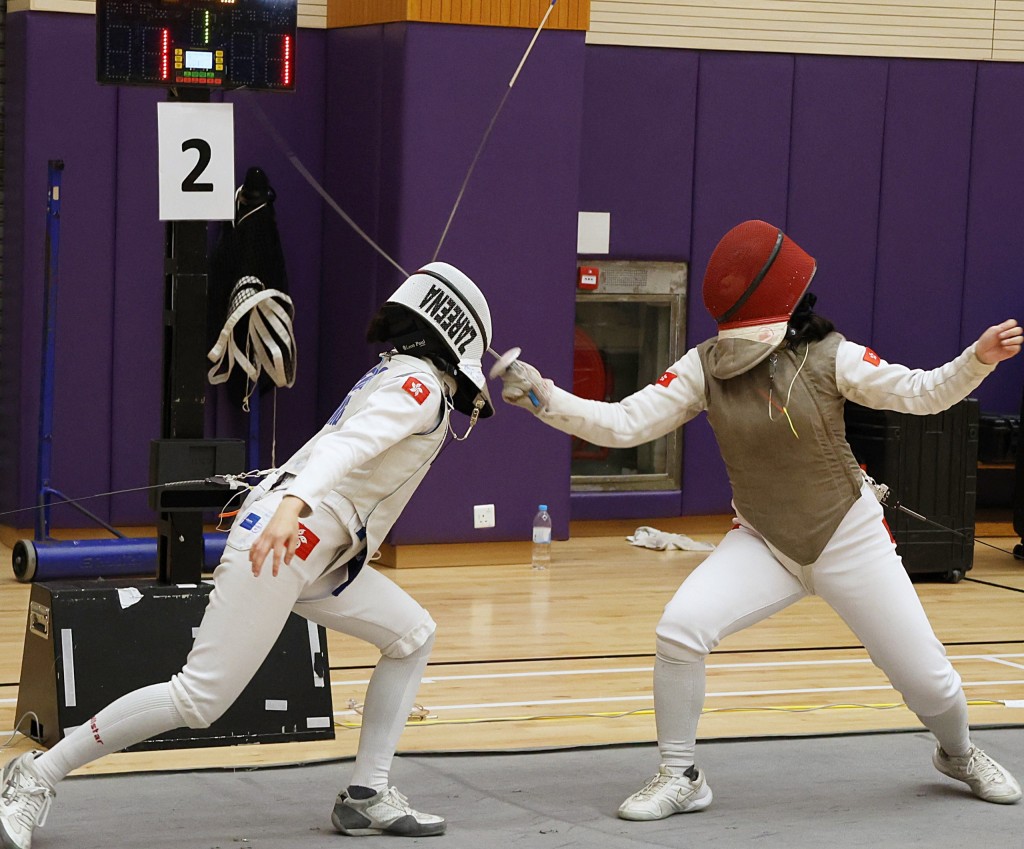 休息不足5分鐘，梁殷僑（左）即出戰「少年組」決賽對文銥澄（右）。徐嘉華攝