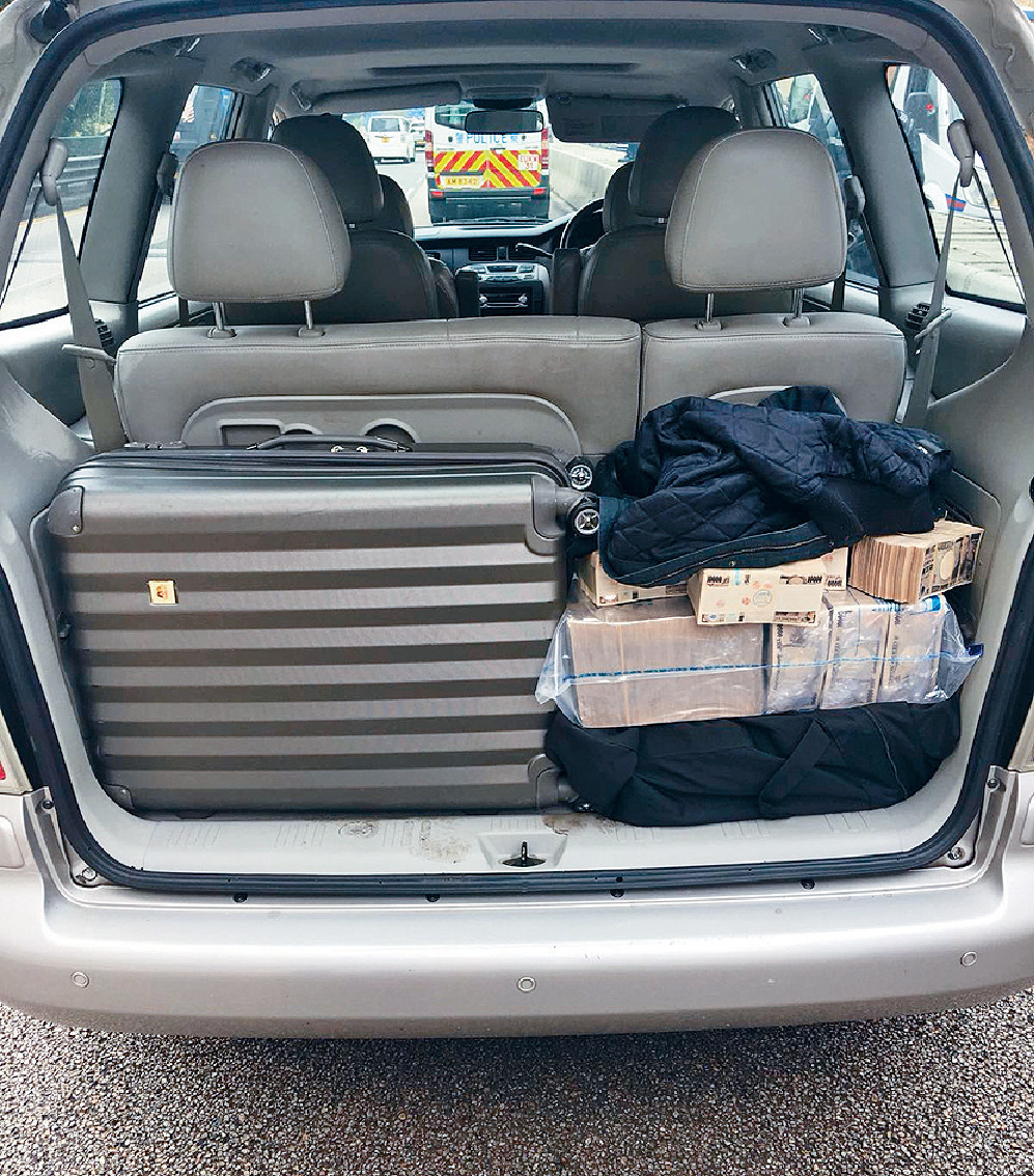 ■警員持槍戒備追截可疑車輛，發現賊車在美孚新邨對開天橋被「捷進」行動困在車龍中。
