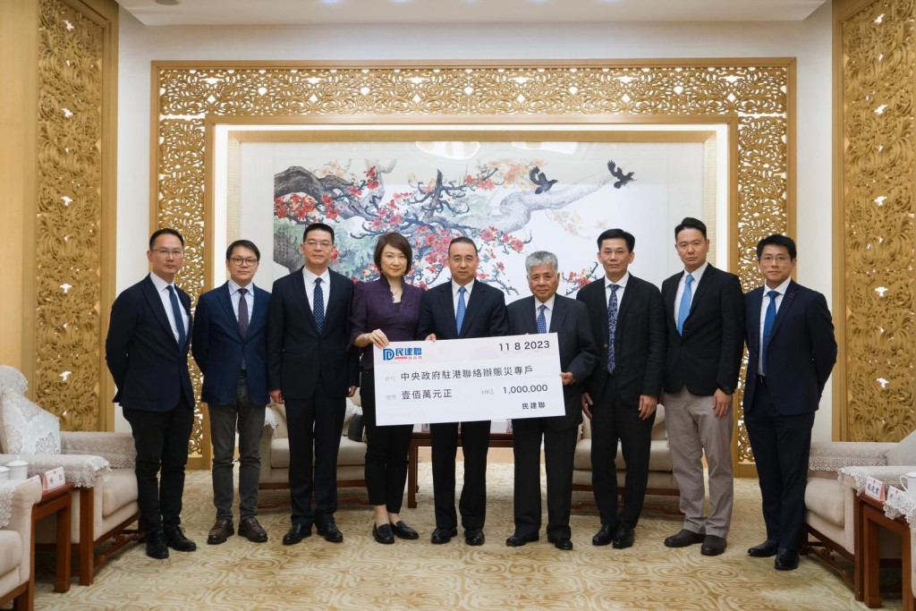 民建联捐出100万元，由中联办副主任刘光源代表接收。民建联图片