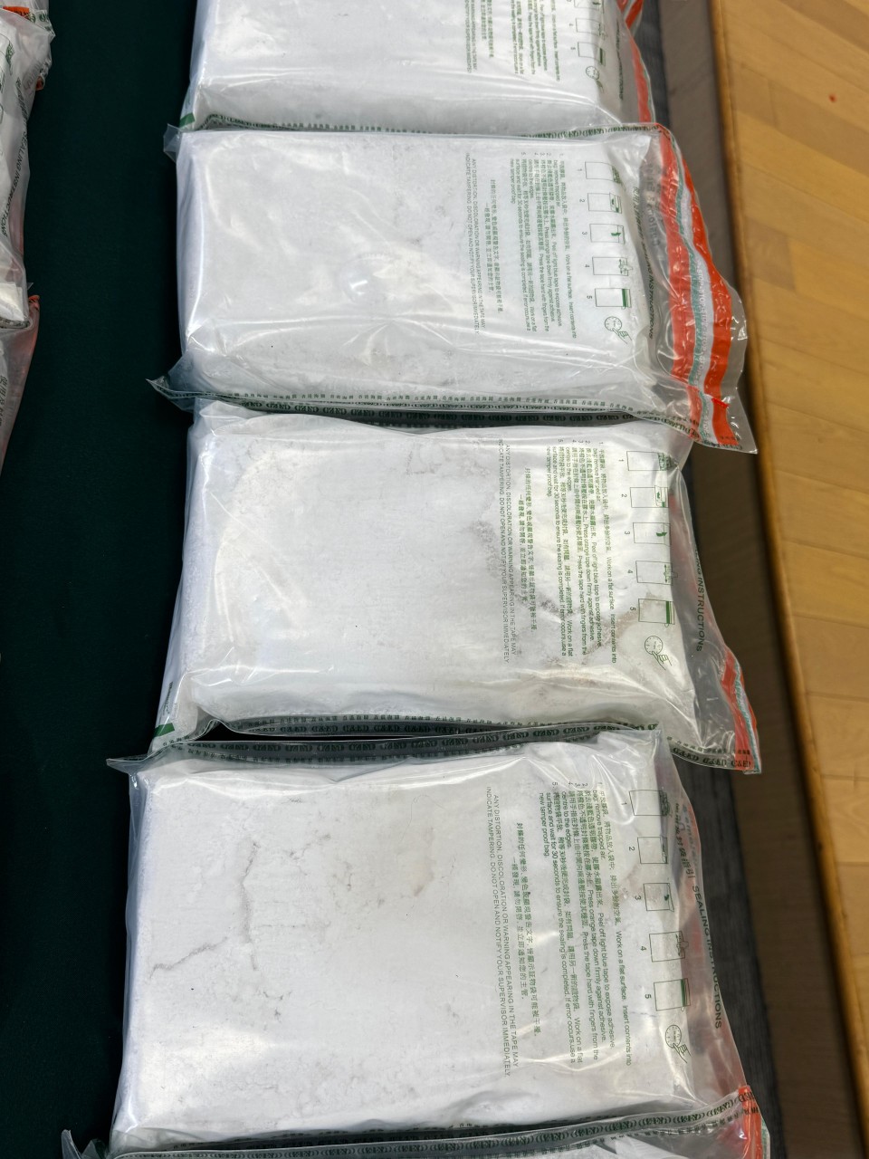海關檢獲18公斤可卡因,市值約1500萬元。 海關檢獲18公斤可卡因,市值約1500萬元。