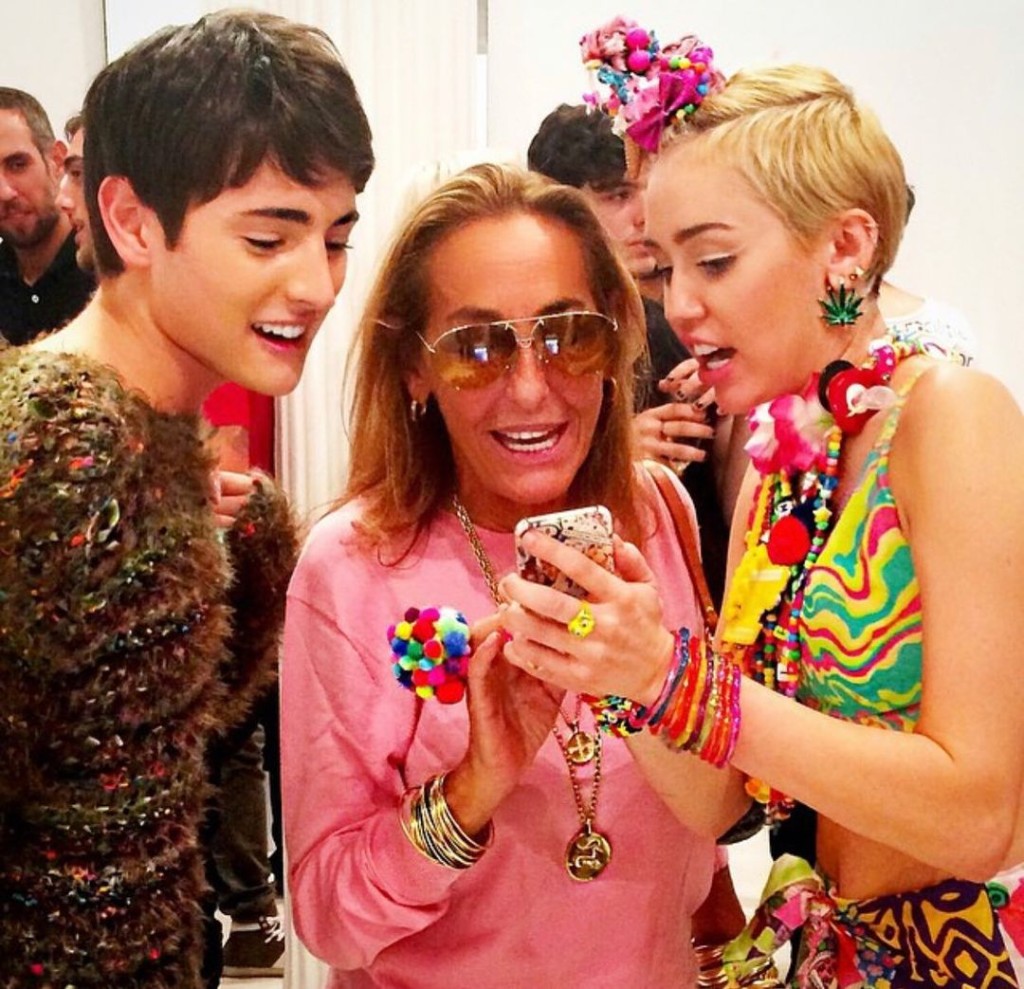 Harry本日8日最後次更新IG,他上載與美國天后Miley Cyrus和著名造型師Carlyne Cerf De Dudzeele的合照。