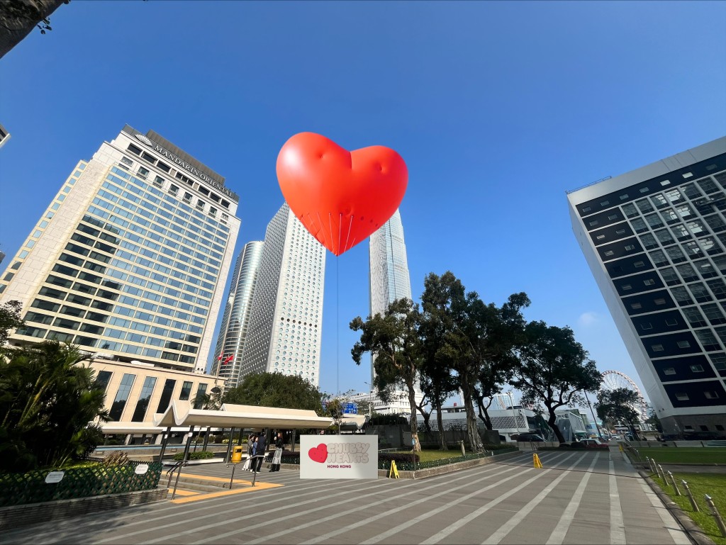 Chubby Hearts系列中体积最大的全新作品将于香港中环皇后像广场花园首次亮相，其直径达12米。