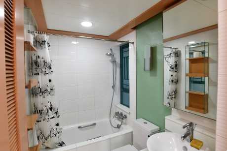 浴室設有浴缸，閒時可享受浸浴。