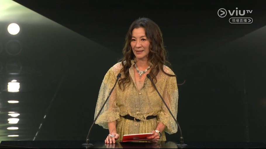 由奥斯卡影后杨紫琼颁发新演员奖项。