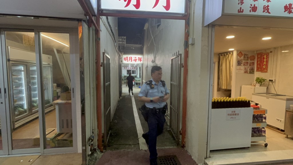 大批警員於三家村內調查。 大批警員於三家村內調查。