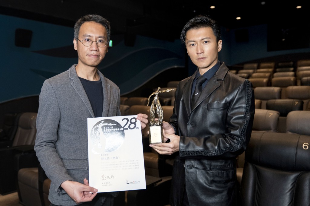 霆鋒代陳木勝領取第28屆香港電影評論學會大獎中最佳導演大獎。