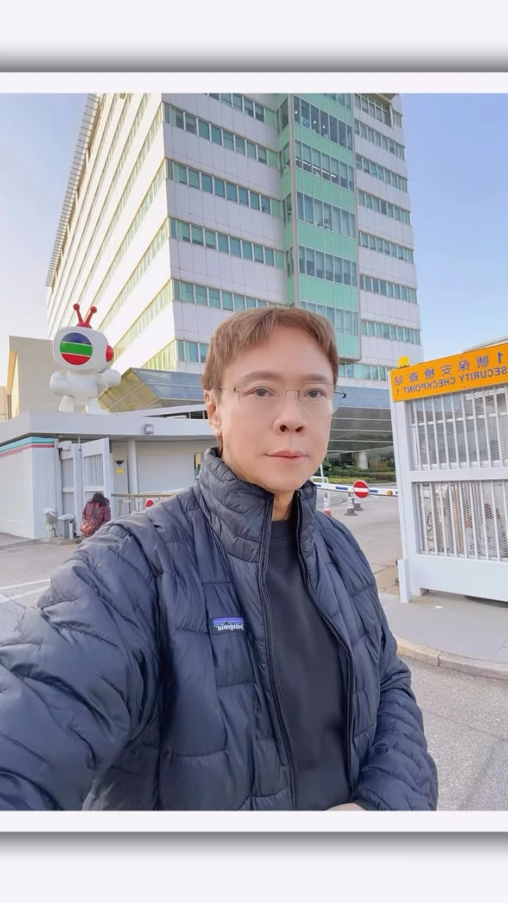 陳志雲在TVB大門口跟TVBuddy合照。 陳志雲在TVB大門口跟TVBuddy合照。