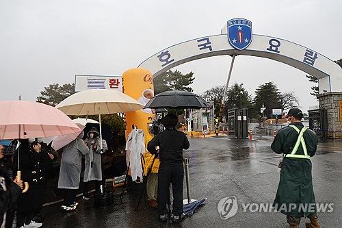 今日V到論山陸軍訓練所報到入伍,現場大批fans送別。 今日V到論山陸軍訓練所報到入伍,現場大批fans送別。