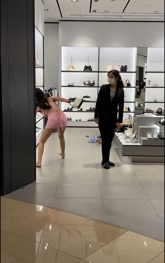 疑似泰籍“性感女子”在台北101失控暴走，捣乱商店。