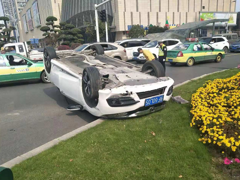 车子翻转「四脚朝天」。（网图）