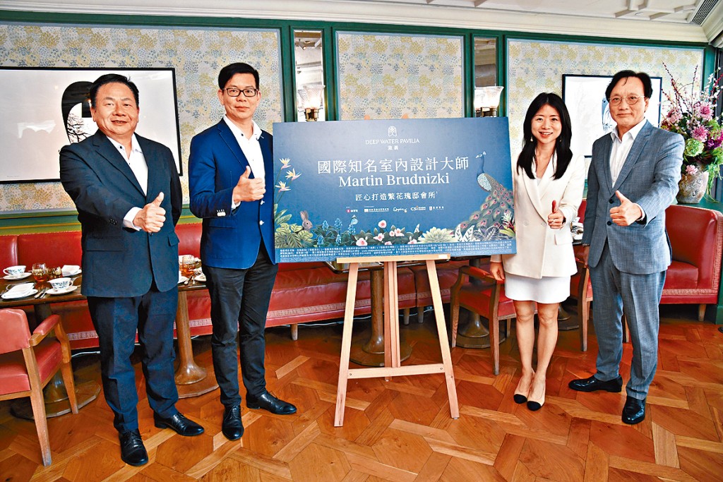新世界何家欣(右二)表示,項目暫接獲數百個查詢,樓書及示範單位的準備工作已接近完成。麗新潘銳民(左一)、帝國集團姚志偉(左二)、資本策略何樂輝(右一)。
