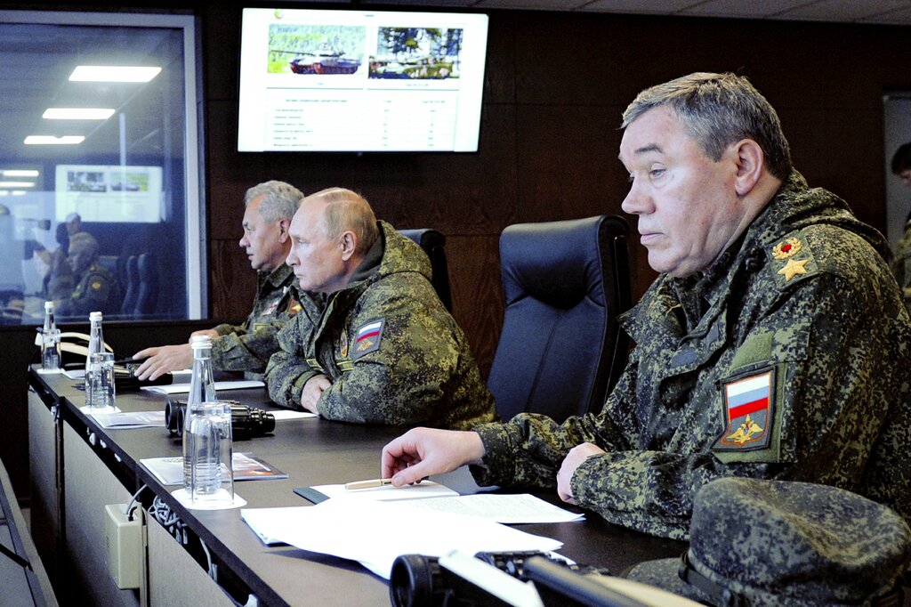 俄羅斯參謀總長格拉西莫夫（右）以及國防部長紹伊古（左）陪同視察。