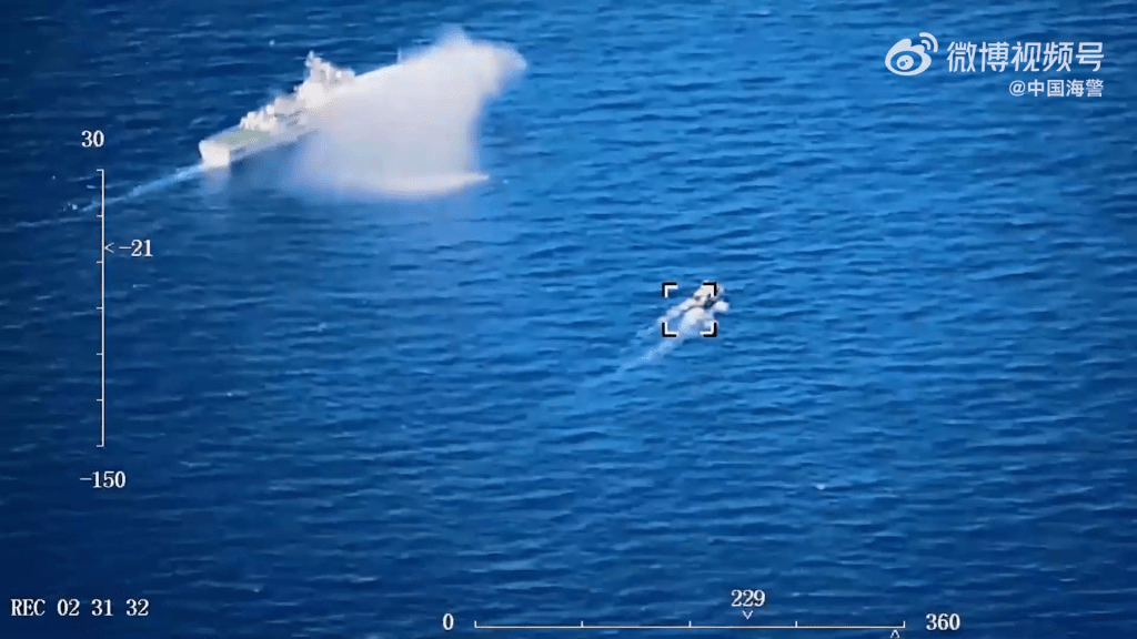中国海警公开水炮驱赶影片，影片开始不久，海警船发射水炮一刻。