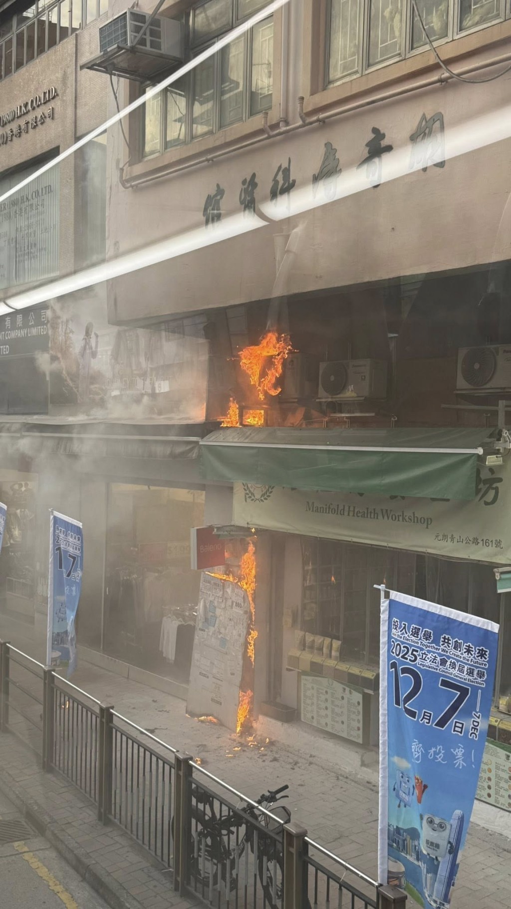 現場火光熊熊,火舌不斷從簷篷竄出。網上圖片 現場火光熊熊,火舌不斷從簷篷竄出。網上圖片