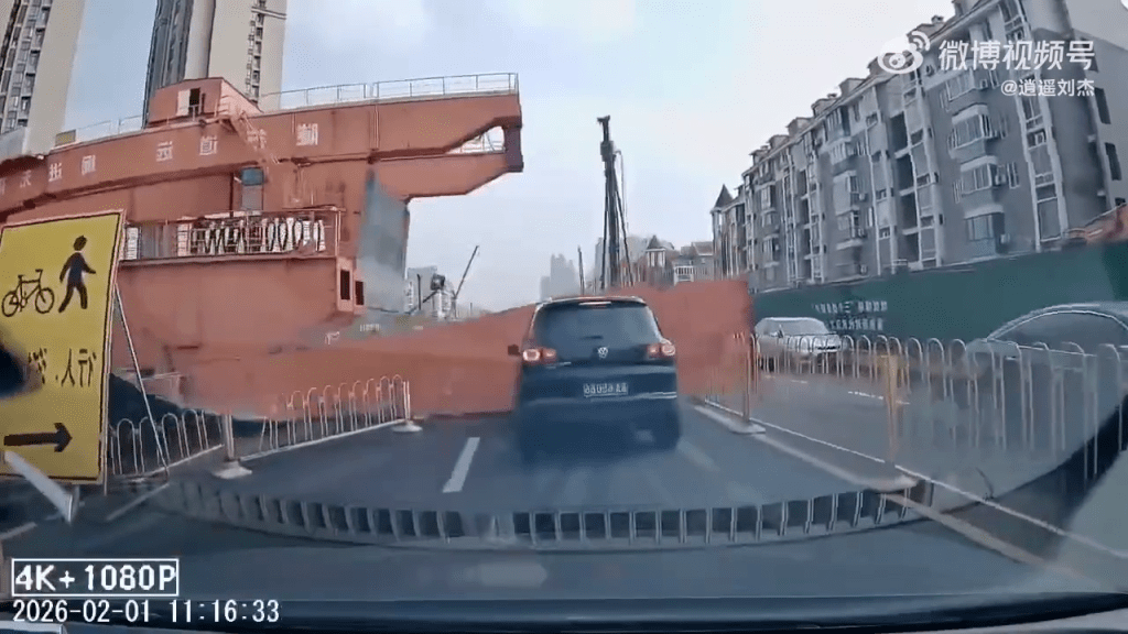 武漢地鐵工地龍門吊倒塌，砸中路過車輛。 車CAM畫面