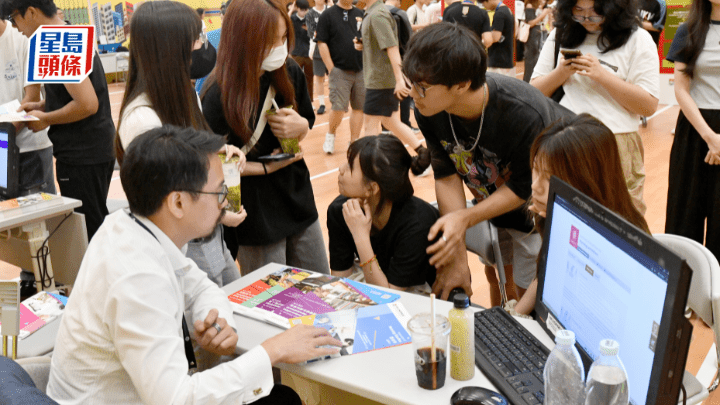 香港大學附屬學院昨日有逾2.1萬人報讀課程,較去年上升12%。