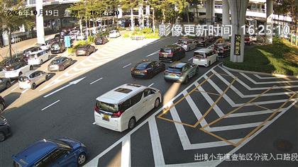 據微信公眾號「港珠澳大橋口岸實時通關」下午4時半顯示，小客車出入境通道現時處於「極度高峰」，車龍超過500米，候檢時間超過40分鐘。