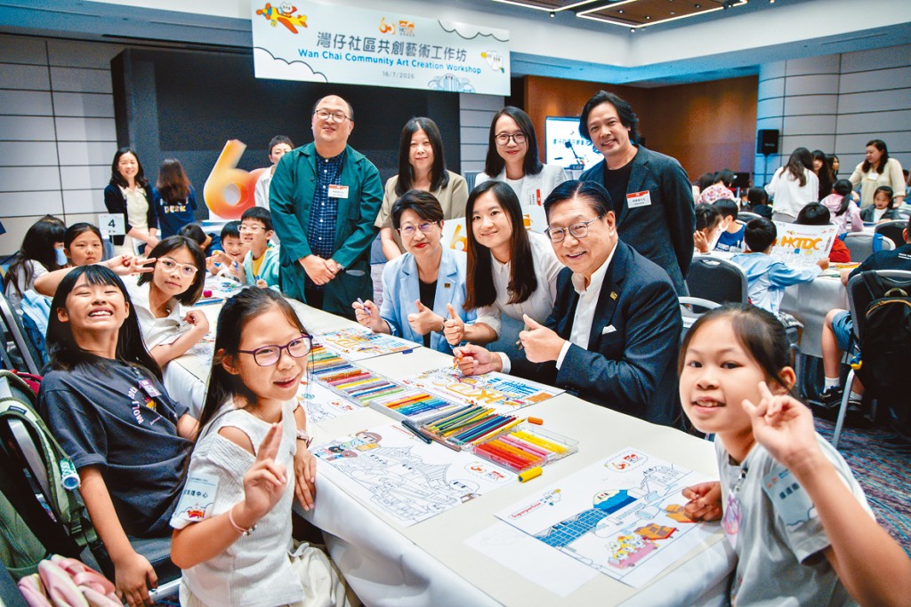 香港貿發局主席馬時亨教授和總裁張淑芬與學生以畫筆描繪香港經濟面貌。