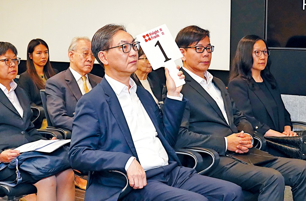 恒基黃浩明（手持1號牌）表示，屬集團必嘉坊發展項目最新一期。