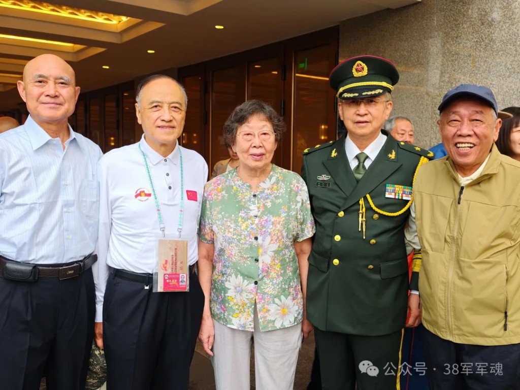 (左起)陳湘生、李亞濱、郭沫若之女郭庶英大姐、陳賡之子陳知庶將軍、陳道南 (左起)陳湘生、李亞濱、郭沫若之女郭庶英大姐、陳賡之子陳知庶將軍、陳道南