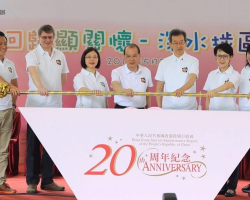 張建宗昨日到深水埗探訪長者,派發20周年慶祝活動福袋禮物包。圖:張建宗網誌
