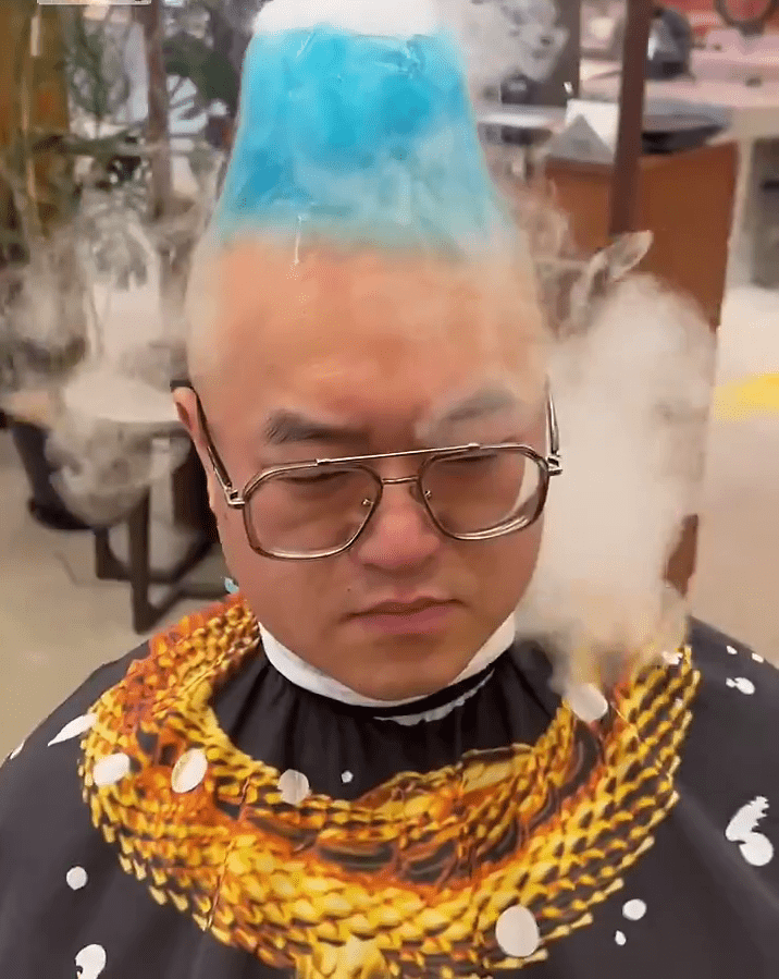 網片顯示，光頭男頭部像頂著一座藍色活火山。