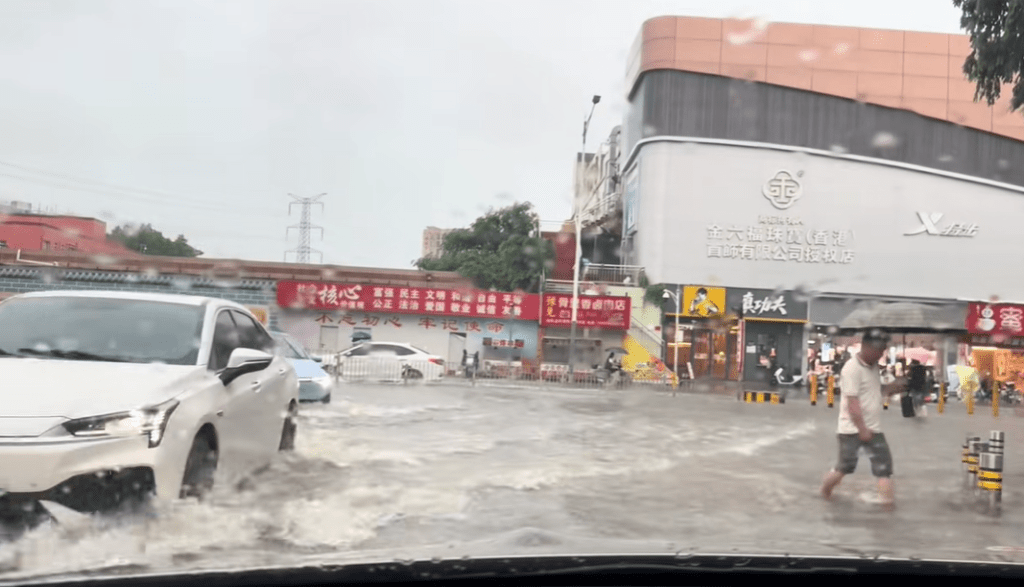 深圳18日暴雨致多地水浸。 抖音